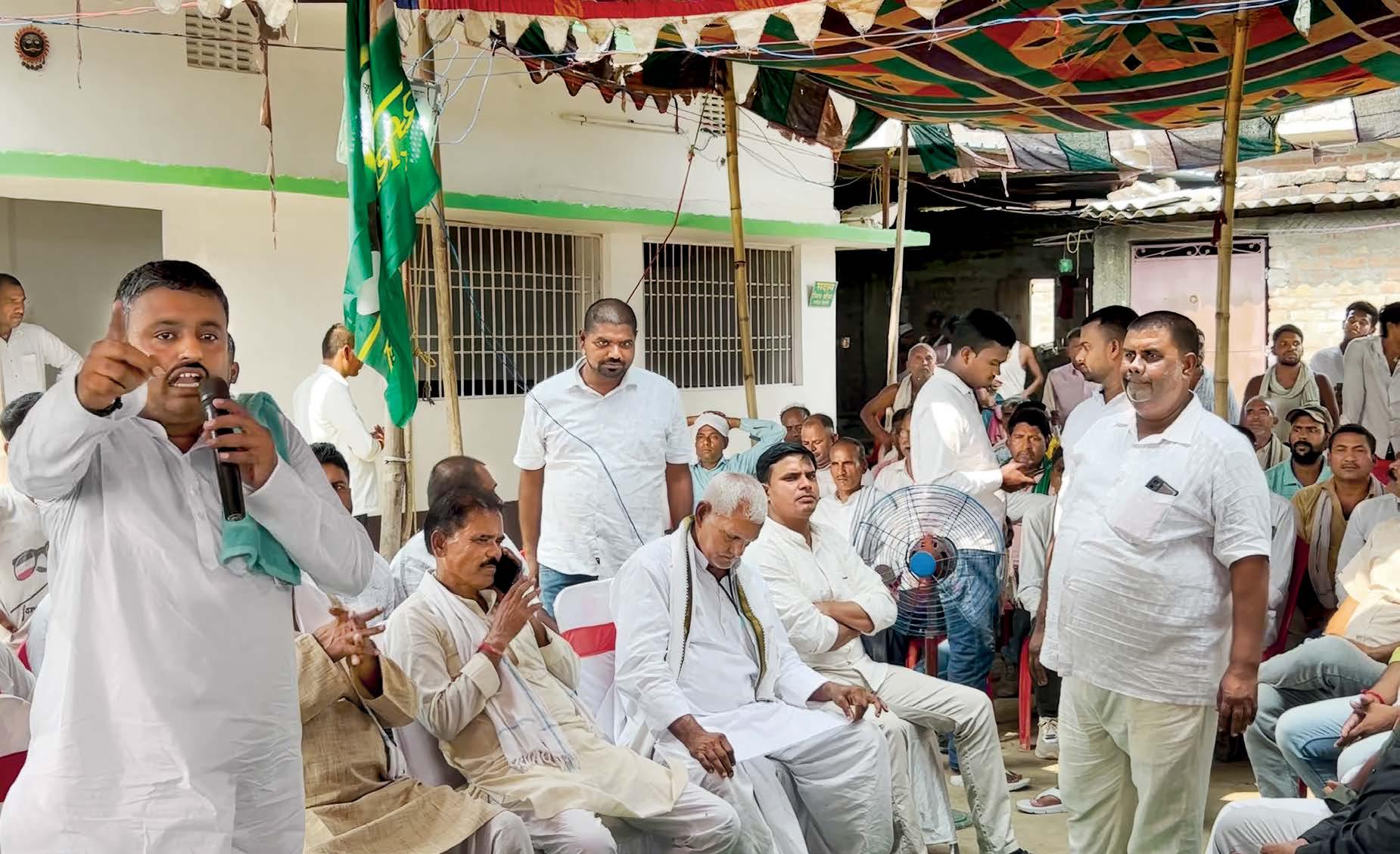 सिक्स लेन पुल के बाद भी नावों के सहारे